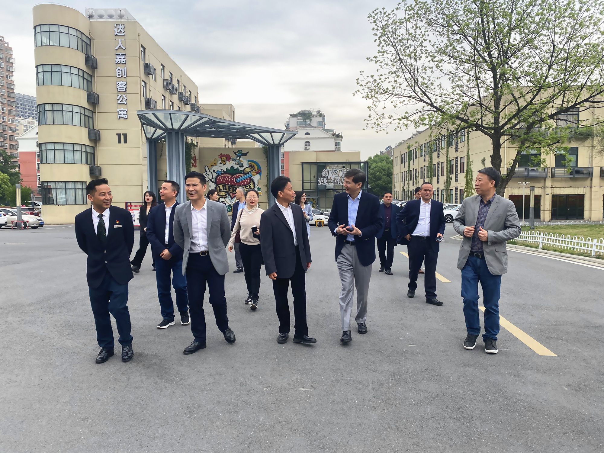 杭州市政协副主席、市工商联主席冯仁强 一行光临庐阳j9国际站备用文创园调查