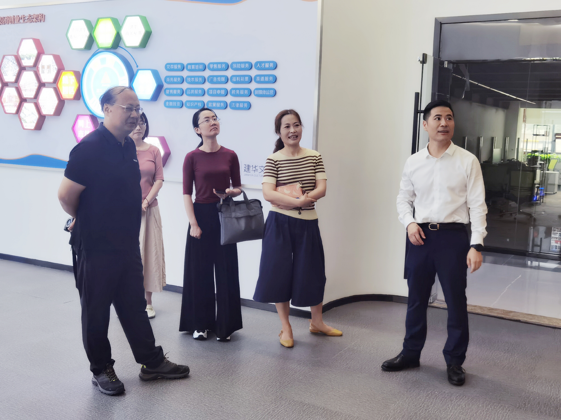 区政协副主席杨俊一行光临j9国际站备用文创集团调研