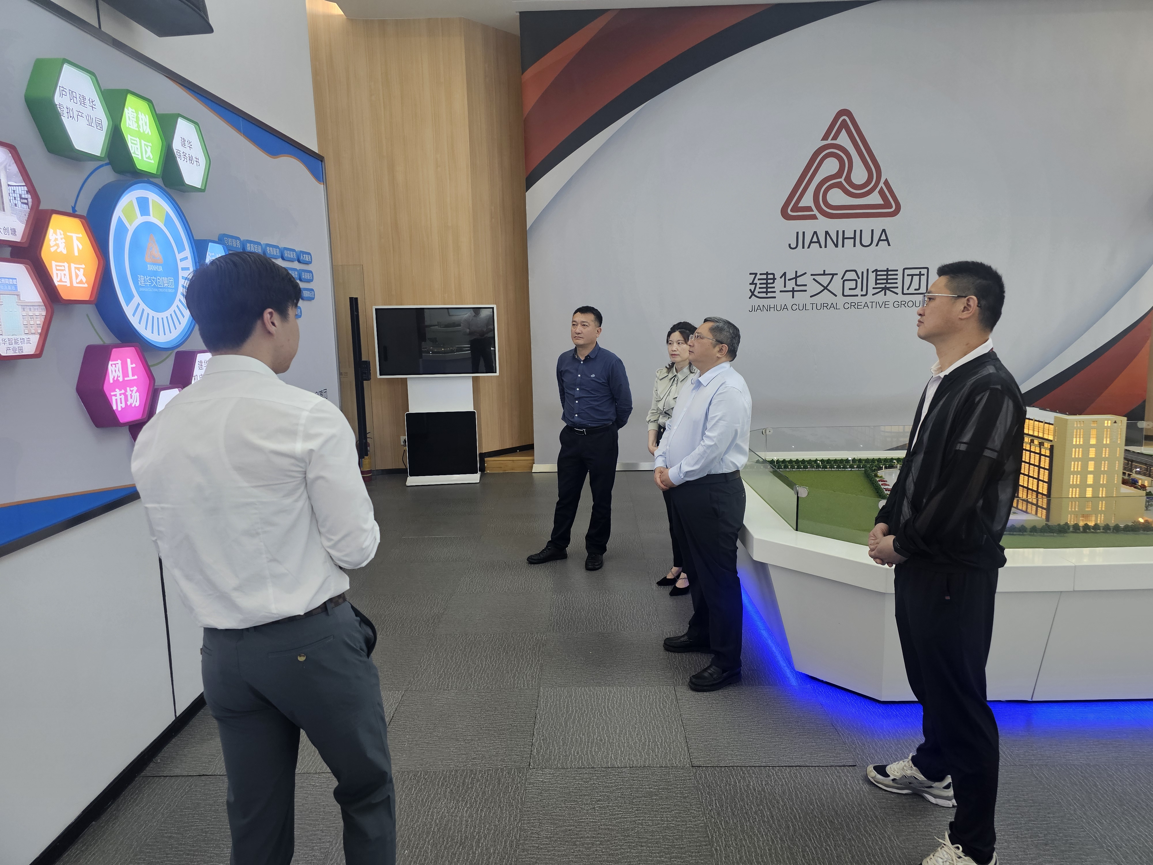 贵溪市人民敌灾市长、经开区书记潘磊一行光临j9国际站备用文创集团调查调研