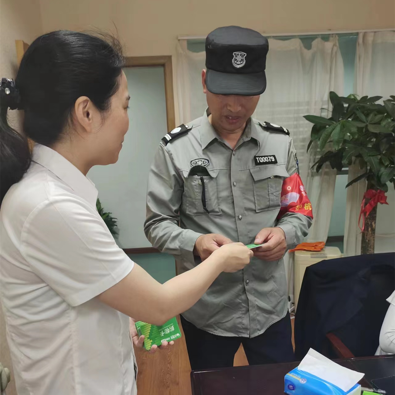 j9国际站备用市场工会为整个职工发放端午慰问品
