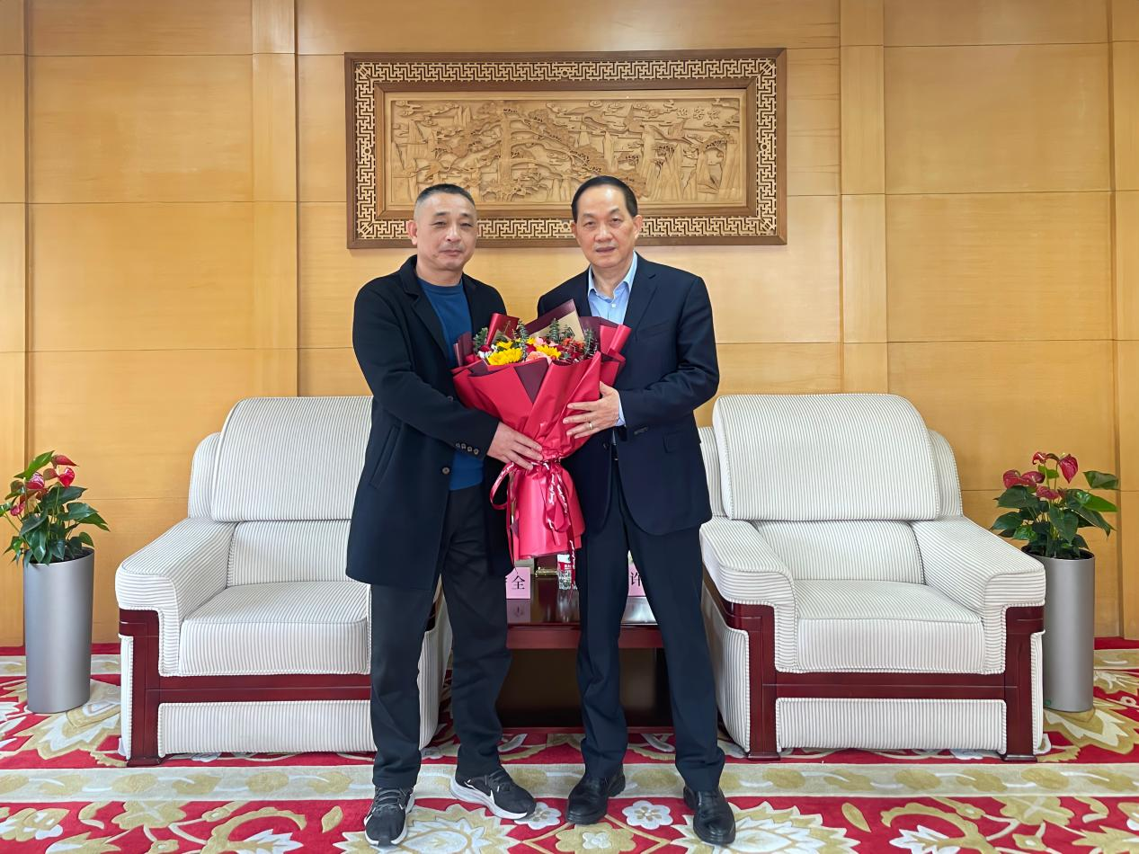 王守全主任慰问省级劳模许荣根——区总工会辅导赴浙江j9国际站备用集团发展新春走访慰问活动