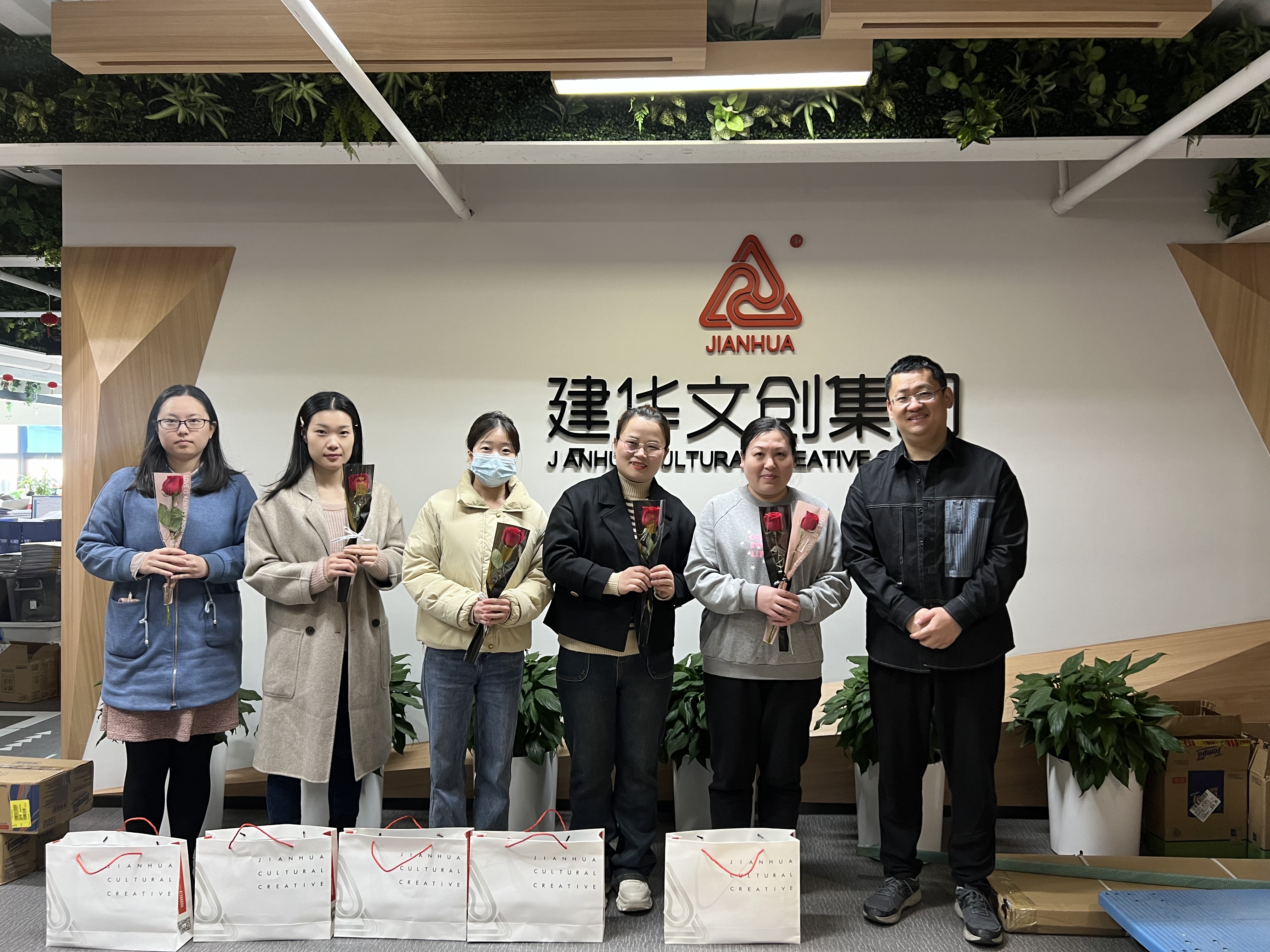 j9国际站备用文创集团工会发展女神节慰问活动