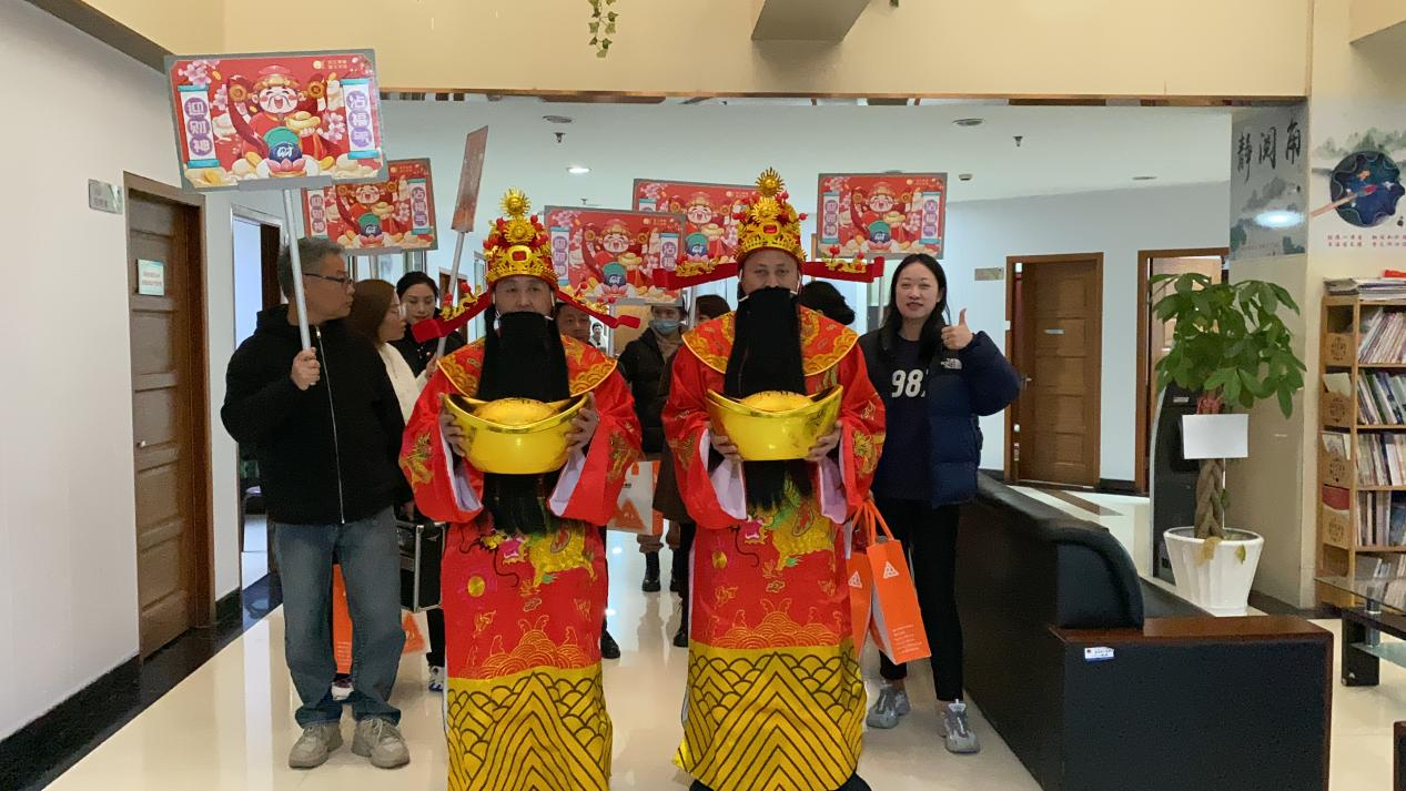 正月十五元宵到，财神到来，请接福！