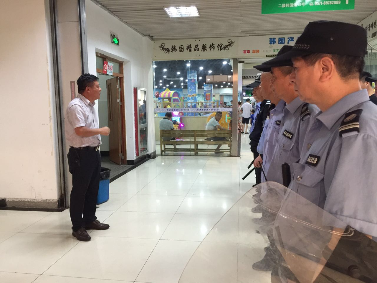 上塘街路总工会向钱江市场一线职工送清冷 (1).jpg 上塘街路总工会向钱江市场一线职工送清冷 (1).jpg