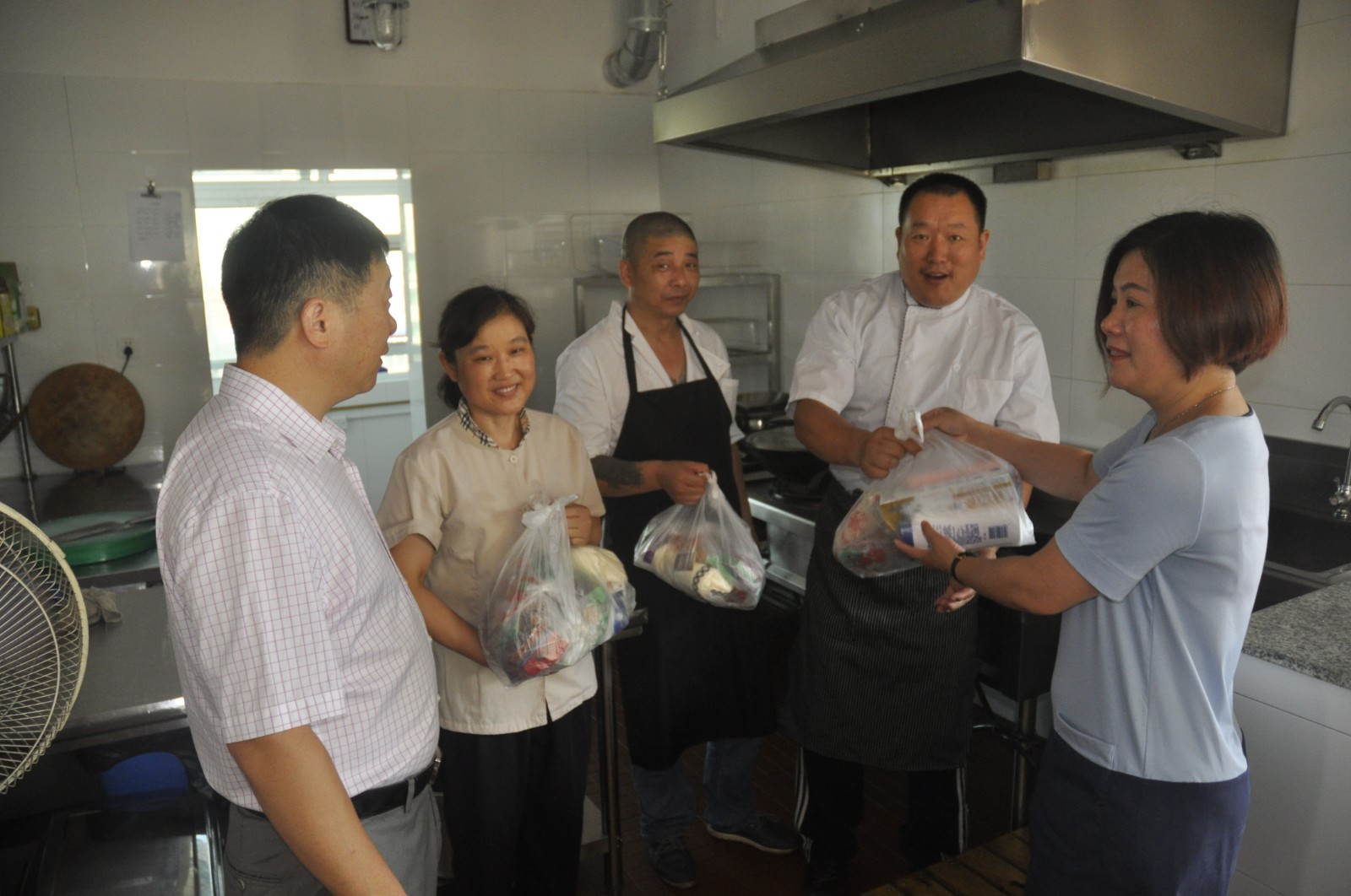 市总工会夏季慰问 (2).jpg 市总工会夏季慰问 (2).jpg